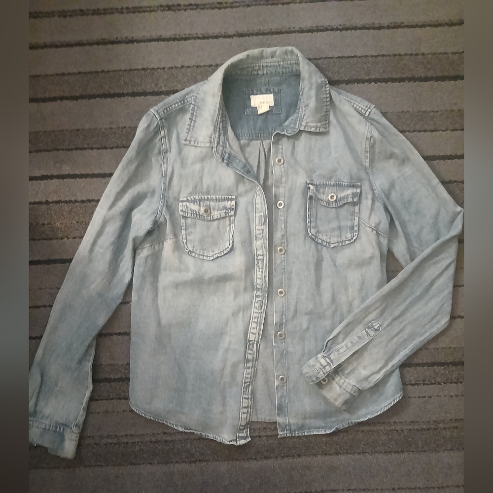 LIKE NEW FOREVER 21 SIZE M LIGHT BLUE SOFT DENIM BUTTON UP
